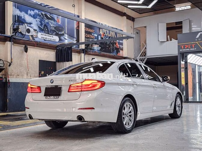 BMW 520i Model 2019 33000 miles