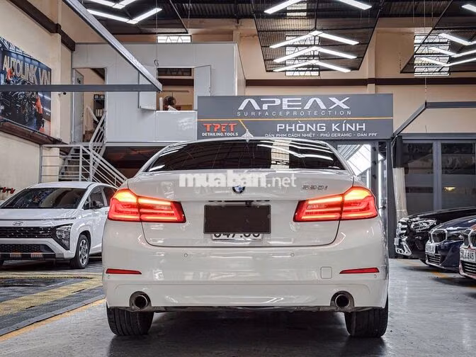 BMW 520i Model 2019 33000 miles
