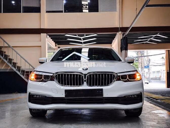 BMW 520i Model 2019 33000 miles