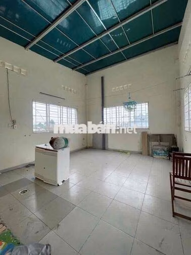 Cho thuê nhà Mặt tiền CMT8 có thang máy