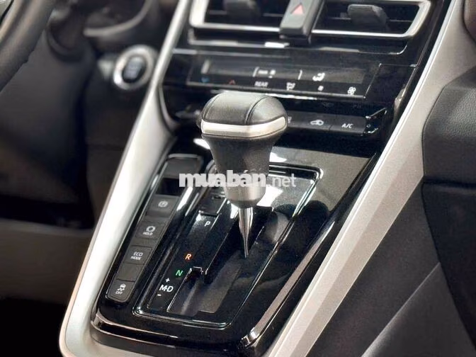 Toyota Innova Cross 2024 2.0L CVT Đồng Ánh Kim