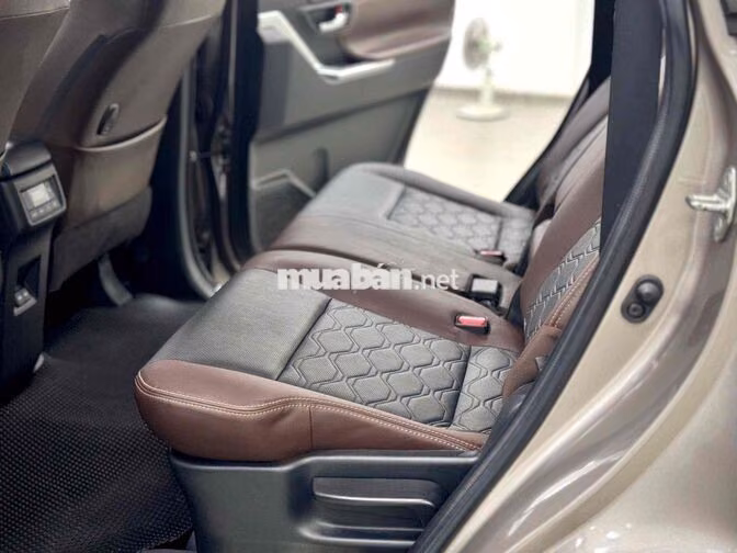 Toyota Innova Cross 2024 2.0L CVT Đồng Ánh Kim