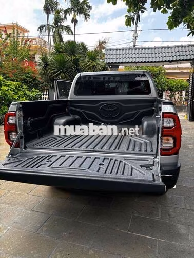 Toyota Hilux 2.4AT Số tự động 2024 Bạc