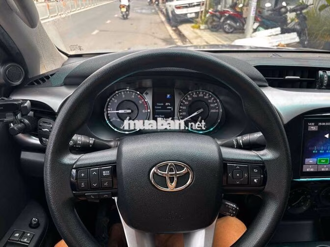 Toyota Hilux 2.4AT Số tự động 2024 Bạc