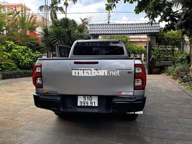 Toyota Hilux 2.4AT Số tự động 2024 Bạc