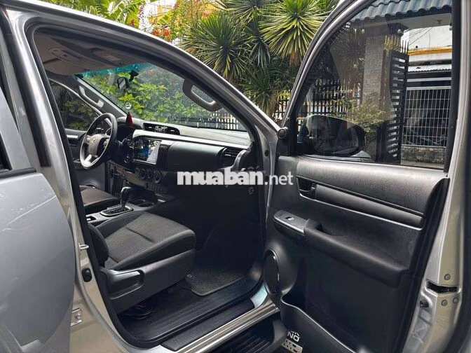 Toyota Hilux 2.4AT Số tự động 2024 Bạc