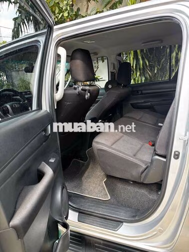 Toyota Hilux 2.4AT Số tự động 2024 Bạc