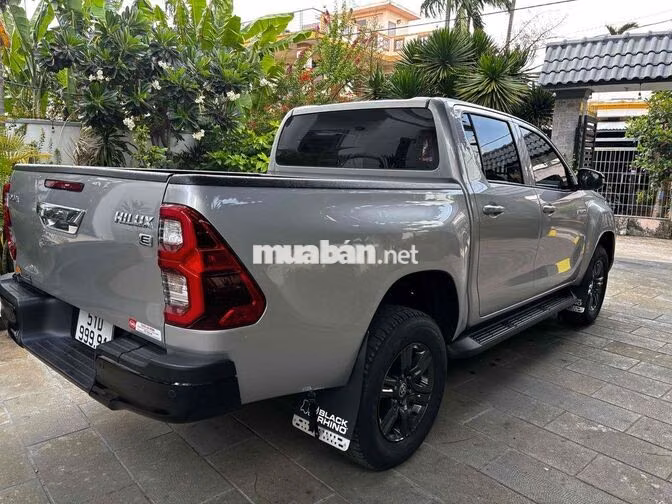 Toyota Hilux 2.4AT Số tự động 2024 Bạc