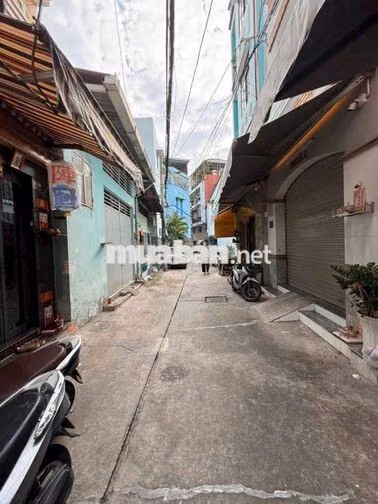 NHÀ NGAY VÒNG XOAY LÊ ĐẠI HÀNH 