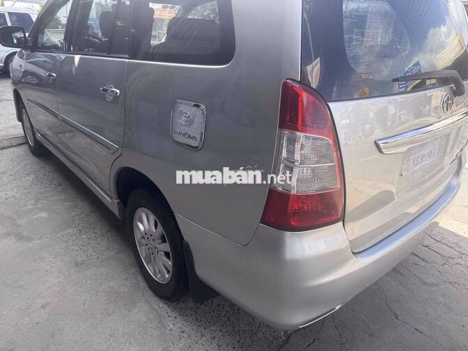 Toyota Innova 2.0E Số sàn Bạc 8 chỗ