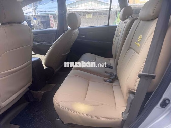 Toyota Innova 2.0E Số sàn Bạc 8 chỗ
