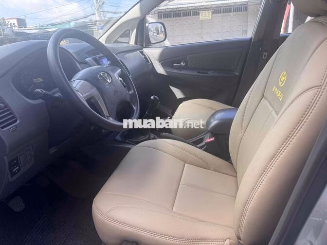 Toyota Innova 2.0E Số sàn Bạc 8 chỗ