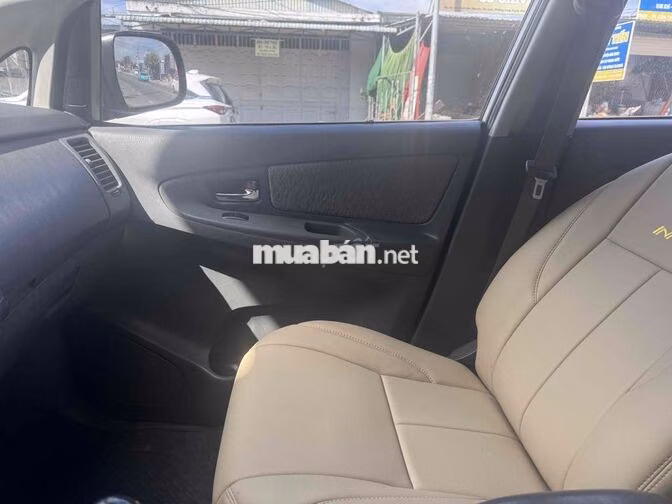 Toyota Innova 2.0E Số sàn Bạc 8 chỗ