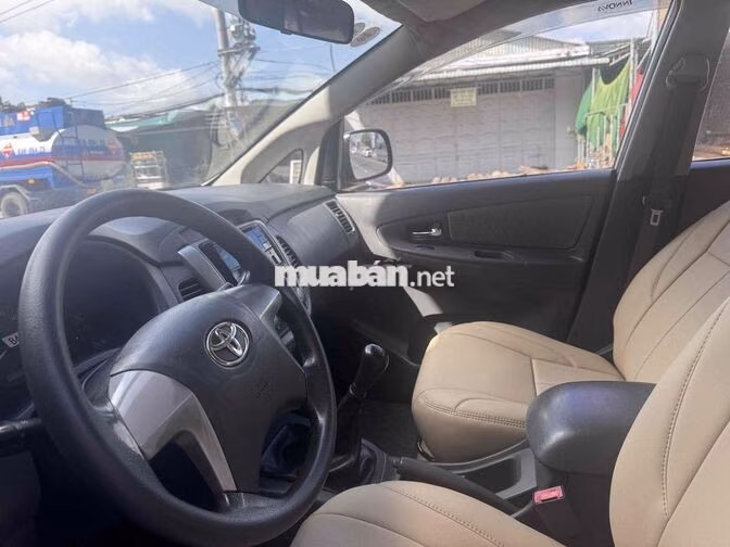 Toyota Innova 2.0E Số sàn Bạc 8 chỗ