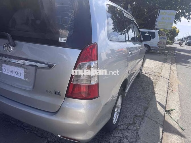 Toyota Innova 2.0E Số sàn Bạc 8 chỗ