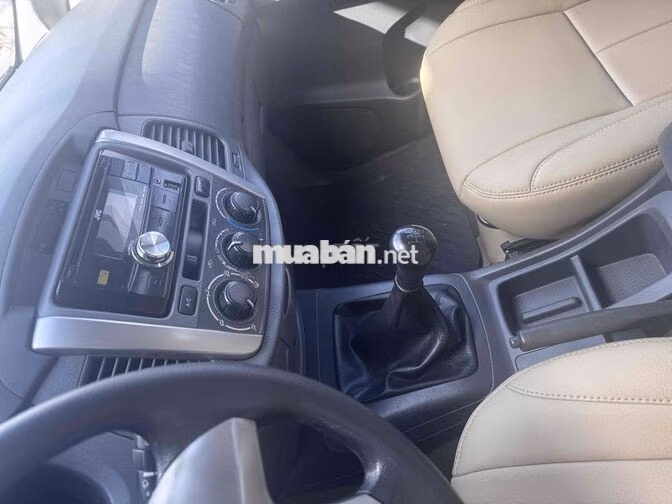 Toyota Innova 2.0E Số sàn Bạc 8 chỗ