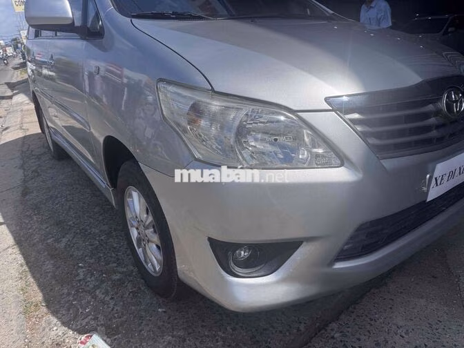 Toyota Innova 2.0E Số sàn Bạc 8 chỗ