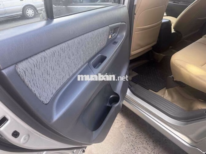 Toyota Innova 2.0E Số sàn Bạc 8 chỗ