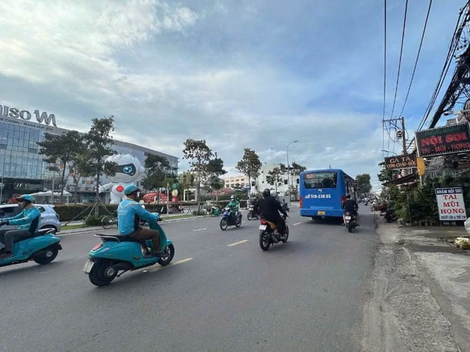 Ngay Emart Phan Huy Ích nhà 5lầu ngang 6.5m 104m2 đi bộ tới ST 13.X tỷ
