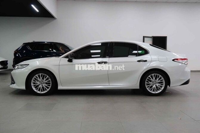 Toyota Camry 2.5Q 2020 Trắng Ngọc Trai 20000 km