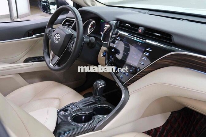 Toyota Camry 2.5Q 2020 Trắng Ngọc Trai 20000 km