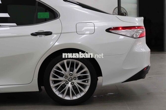 Toyota Camry 2.5Q 2020 Trắng Ngọc Trai 20000 km
