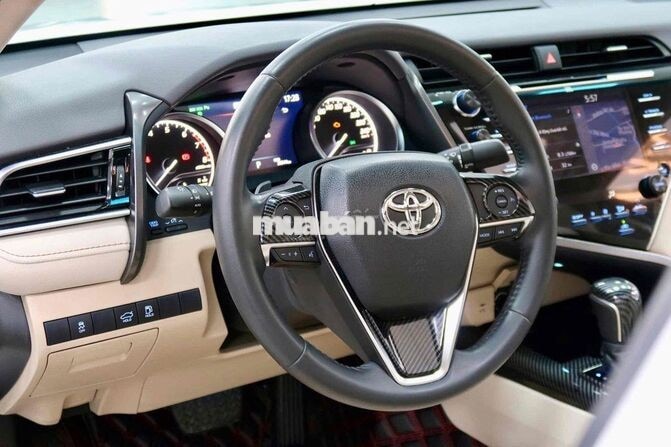 Toyota Camry 2.5Q 2020 Trắng Ngọc Trai 20000 km