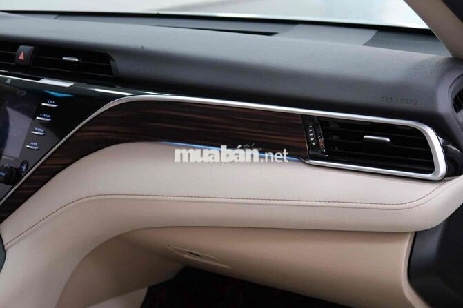 Toyota Camry 2.5Q 2020 Trắng Ngọc Trai 20000 km
