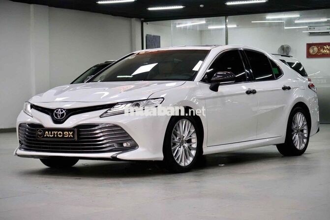 Toyota Camry 2.5Q 2020 Trắng Ngọc Trai 20000 km