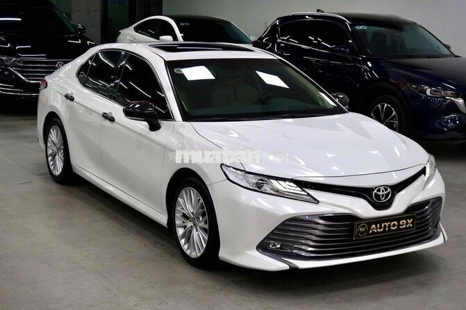 Toyota Camry 2.5Q 2020 Trắng Ngọc Trai 20000 km