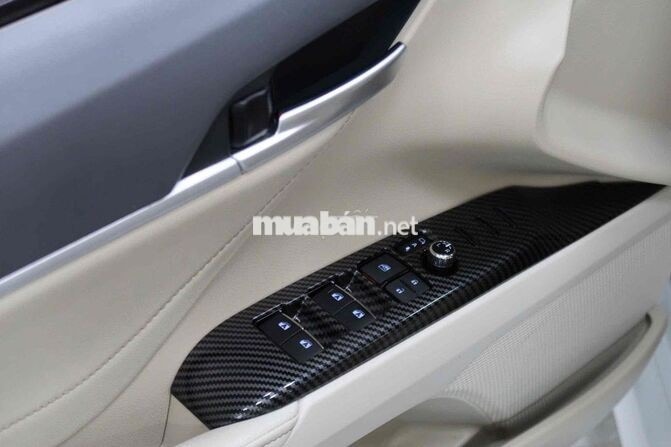 Toyota Camry 2.5Q 2020 Trắng Ngọc Trai 20000 km