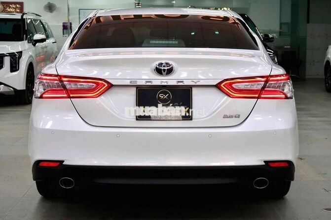 Toyota Camry 2.5Q 2020 Trắng Ngọc Trai 20000 km