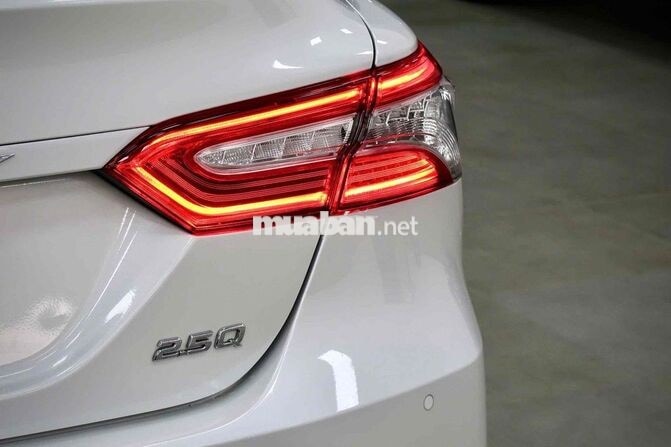 Toyota Camry 2.5Q 2020 Trắng Ngọc Trai 20000 km