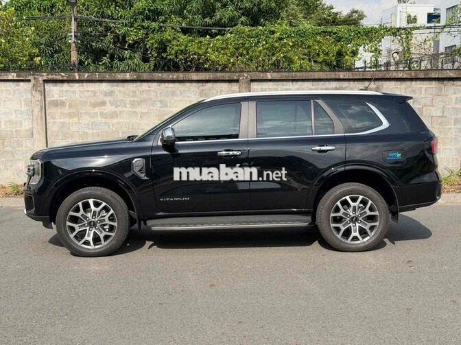 Ford Everest Titanium 2024 7 chỗ Đen