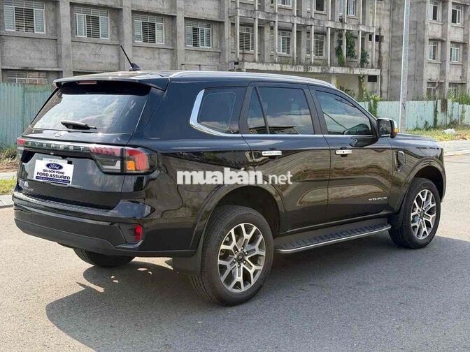 Ford Everest Titanium 2024 7 chỗ Đen