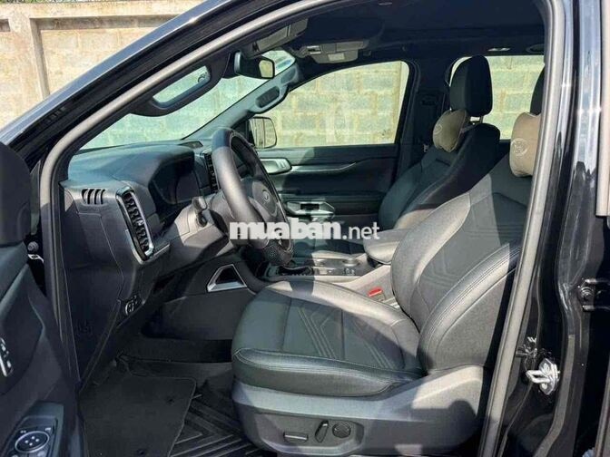 Ford Everest Titanium 2024 7 chỗ Đen