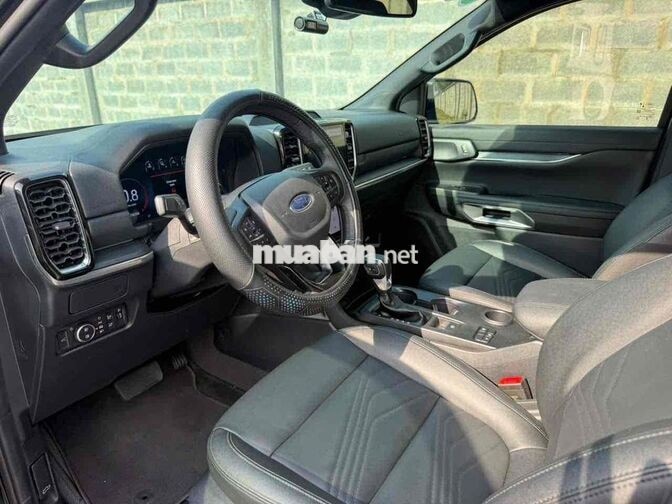 Ford Everest Titanium 2024 7 chỗ Đen