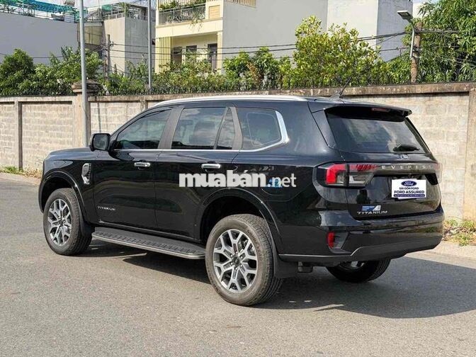 Ford Everest Titanium 2024 7 chỗ Đen