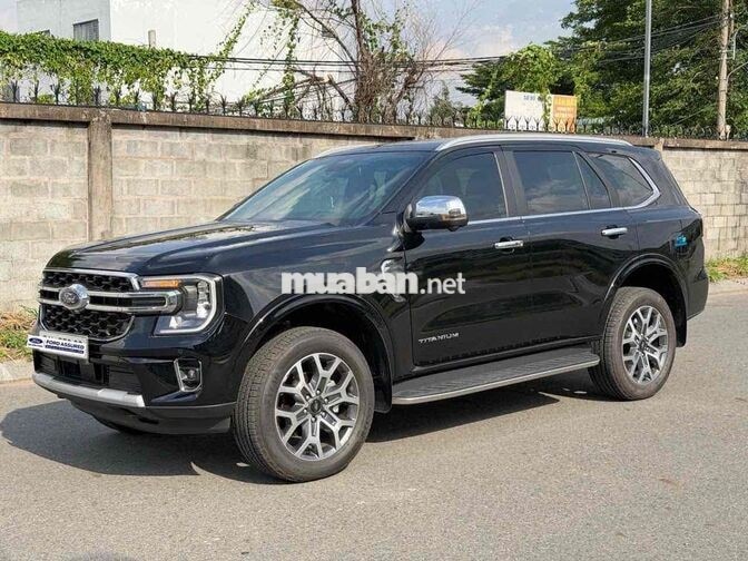 Ford Everest Titanium 2024 7 chỗ Đen