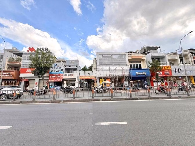 Bán nhà 70m2 hẻm xe hơi nở hậu 6,6m đối diện vincom Quang Trung