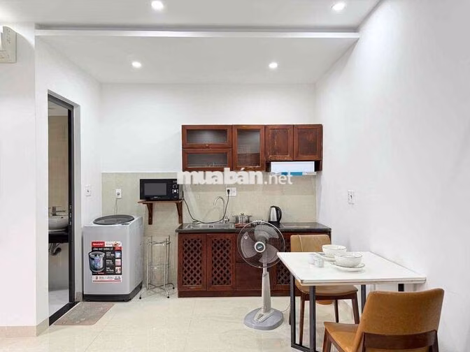 Trống sẵn căn hộ studio cao tầng, ban công thoáng mát.