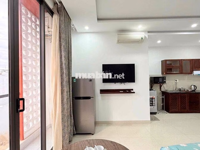 Trống sẵn căn hộ studio cao tầng, ban công thoáng mát.