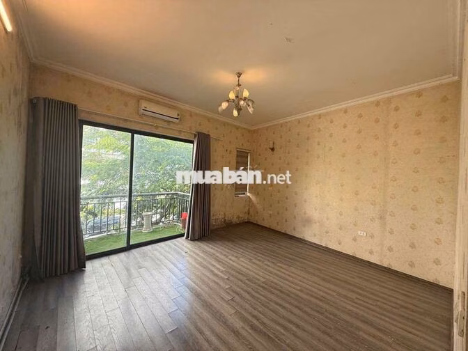 NHÀ Ngay cạnh Royal- Ngã 4 Sở- Ô tô đỗ
