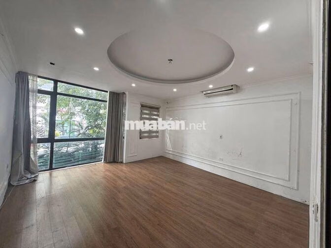 NHÀ Ngay cạnh Royal- Ngã 4 Sở- Ô tô đỗ