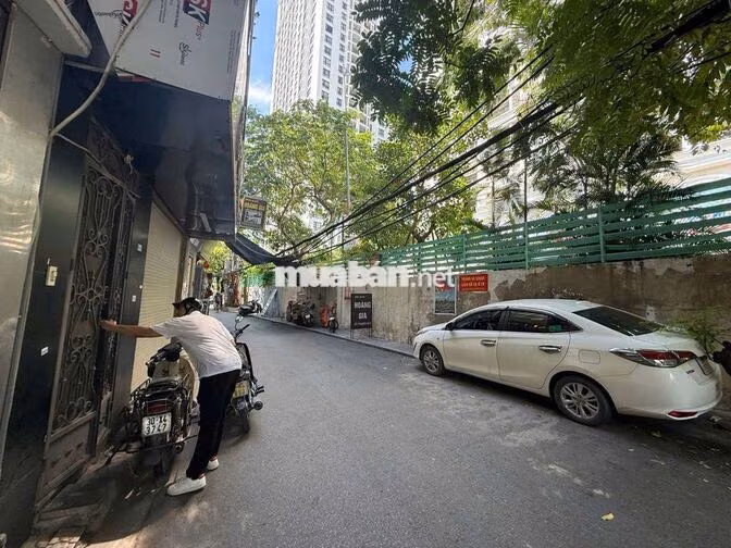 NHÀ Ngay cạnh Royal- Ngã 4 Sở- Ô tô đỗ