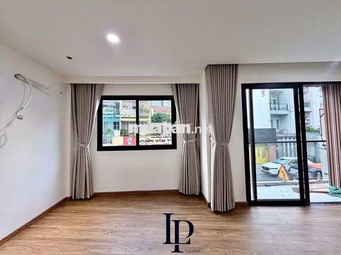 CHO THUÊ MẶT BẰNG HUỲNH VĂN BÁNH. DIỆN TÍCH 140m2. GIÁ CHỈ 40TR/THÁNG