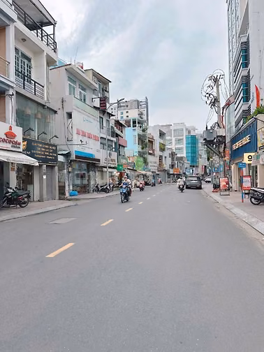 NHỈNH 10 TỶ - MT HUỲNH VĂN BÁNH, Q.PN - DTCN: 41M2 - 4 TẦNG - HĐT: 25T