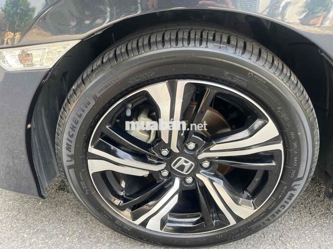 Honda Civic Xanh đen 1.5L turbo 5 chỗ