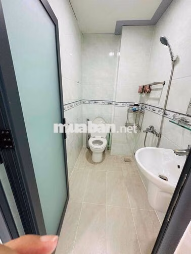 CHO THUÊ NHÀ MẶT TIỀN DƯƠNG QUẢNG HÀM GÒ VẤP NGAY NGÃ TƯ NGUYỄN