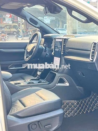 Ford Everest Titanium 2023 Trắng 7 chỗ